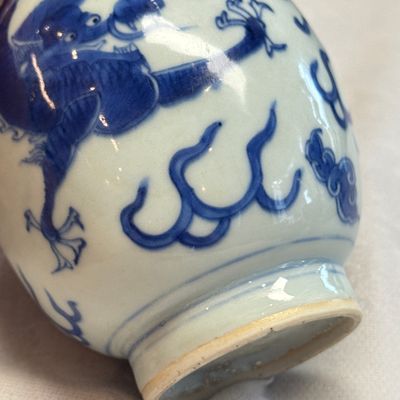 A Chinese blue and white 'Dragons Chasing the Flaming Pearl' vase — 照片 7