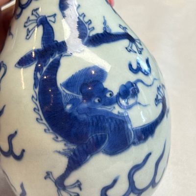A Chinese blue and white 'Dragons Chasing the Flaming Pearl' vase — 照片 8