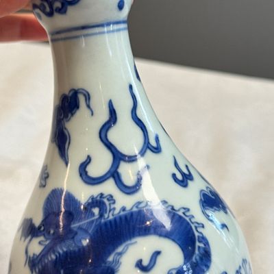 A Chinese blue and white 'Dragons Chasing the Flaming Pearl' vase — 照片 9