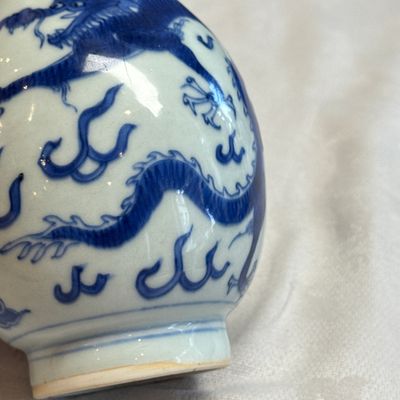 A Chinese blue and white 'Dragons Chasing the Flaming Pearl' vase — 照片 10