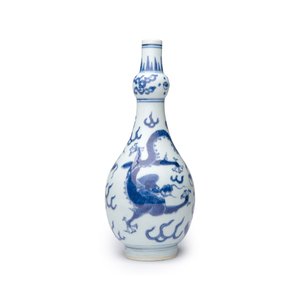 A Chinese blue and white 'Dragons Chasing the Flaming Pearl' vase — 照片 1