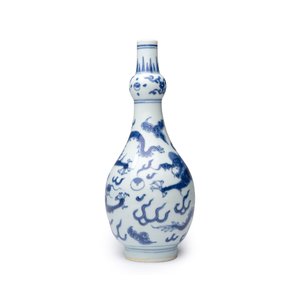 A Chinese blue and white 'Dragons Chasing the Flaming Pearl' vase — 照片 2