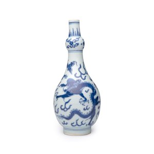 A Chinese blue and white 'Dragons Chasing the Flaming Pearl' vase — 照片 3