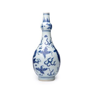 A Chinese blue and white 'Dragons Chasing the Flaming Pearl' vase — 照片 4