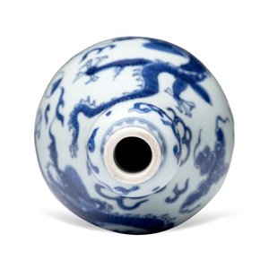 A Chinese blue and white 'Dragons Chasing the Flaming Pearl' vase — 照片 5