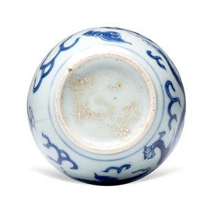 A Chinese blue and white 'Dragons Chasing the Flaming Pearl' vase — 照片 6