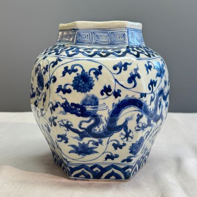 A Chinese blue and white 'Dragons among Lotus Scroll' hexagonal vase — 照片 1