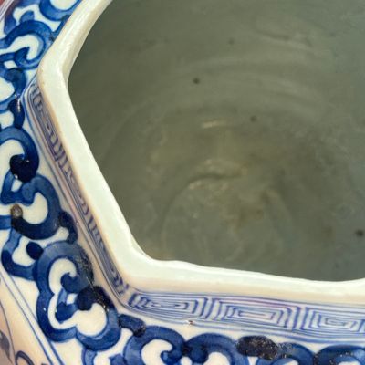 A Chinese blue and white 'Dragons among Lotus Scroll' hexagonal vase — 照片 11