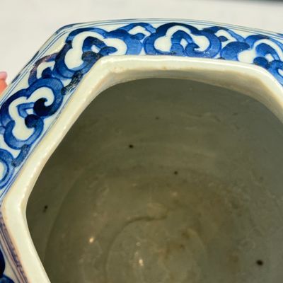 A Chinese blue and white 'Dragons among Lotus Scroll' hexagonal vase — 照片 12