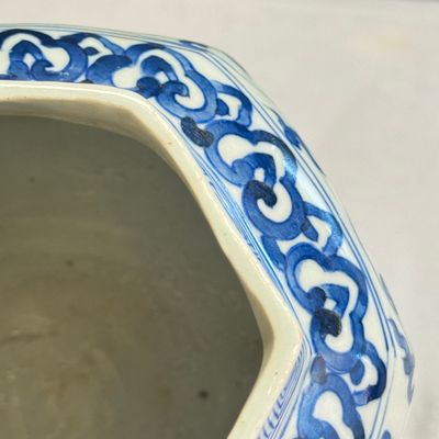 A Chinese blue and white 'Dragons among Lotus Scroll' hexagonal vase — 照片 13
