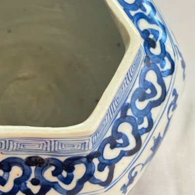 A Chinese blue and white 'Dragons among Lotus Scroll' hexagonal vase — 照片 14
