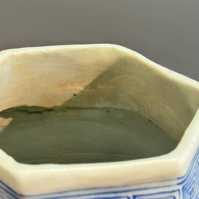 A Chinese blue and white 'Dragons among Lotus Scroll' hexagonal vase — 照片 15