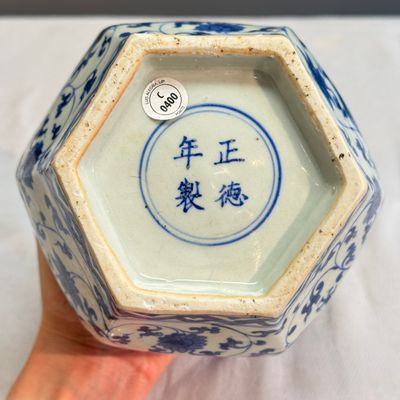 A Chinese blue and white 'Dragons among Lotus Scroll' hexagonal vase — 照片 16
