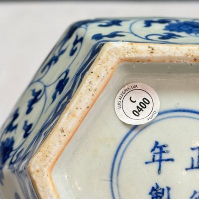 A Chinese blue and white 'Dragons among Lotus Scroll' hexagonal vase — 照片 19