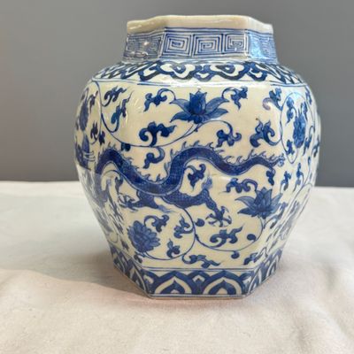 A Chinese blue and white 'Dragons among Lotus Scroll' hexagonal vase — 照片 2