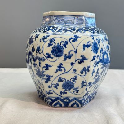 A Chinese blue and white 'Dragons among Lotus Scroll' hexagonal vase — 照片 3