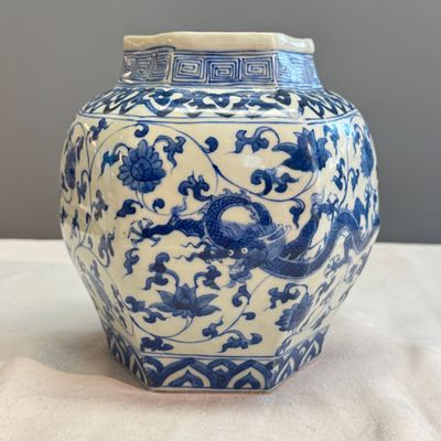 A Chinese blue and white 'Dragons among Lotus Scroll' hexagonal vase — 照片 4