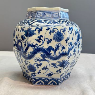 A Chinese blue and white 'Dragons among Lotus Scroll' hexagonal vase — 照片 5