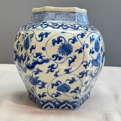 A Chinese blue and white 'Dragons among Lotus Scroll' hexagonal vase — 照片 6