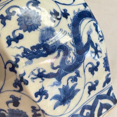 A Chinese blue and white 'Dragons among Lotus Scroll' hexagonal vase — 照片 7