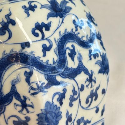 A Chinese blue and white 'Dragons among Lotus Scroll' hexagonal vase — 照片 8