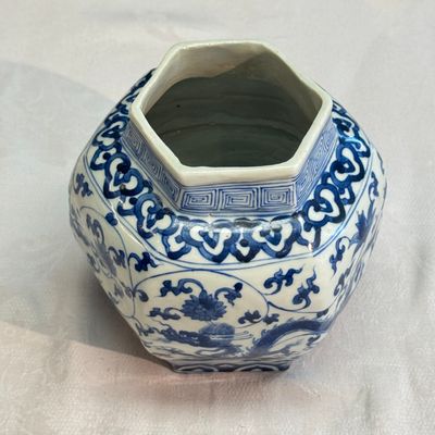 A Chinese blue and white 'Dragons among Lotus Scroll' hexagonal vase — 照片 9