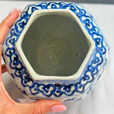 A Chinese blue and white 'Dragons among Lotus Scroll' hexagonal vase — 照片 10