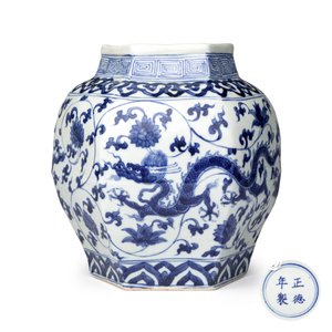 A Chinese blue and white 'Dragons among Lotus Scroll' hexagonal vase — 照片 1
