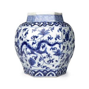 A Chinese blue and white 'Dragons among Lotus Scroll' hexagonal vase — 照片 2