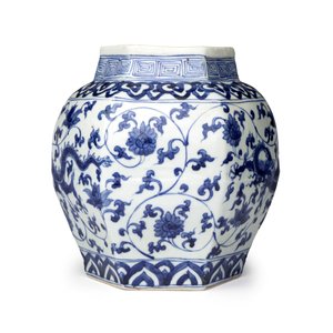 A Chinese blue and white 'Dragons among Lotus Scroll' hexagonal vase — 照片 3