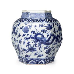 A Chinese blue and white 'Dragons among Lotus Scroll' hexagonal vase — 照片 4