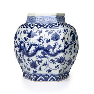 A Chinese blue and white 'Dragons among Lotus Scroll' hexagonal vase — 照片 5