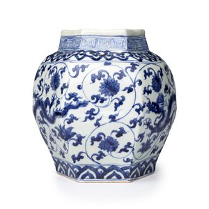 A Chinese blue and white 'Dragons among Lotus Scroll' hexagonal vase — 照片 6