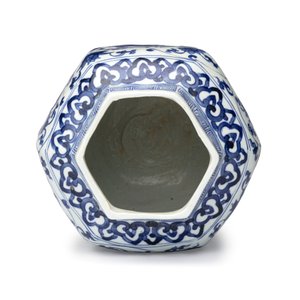 A Chinese blue and white 'Dragons among Lotus Scroll' hexagonal vase — 照片 7