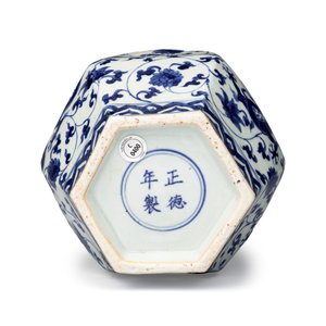 A Chinese blue and white 'Dragons among Lotus Scroll' hexagonal vase — 照片 8