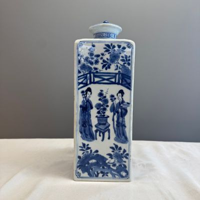 A Chinese blue and white 'Elegant Ladies in a Garden' square flask and cover — 照片 1