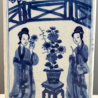 A Chinese blue and white 'Elegant Ladies in a Garden' square flask and cover — 照片 11