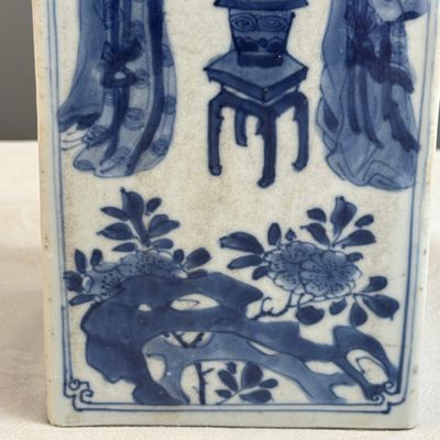 A Chinese blue and white 'Elegant Ladies in a Garden' square flask and cover — 照片 12