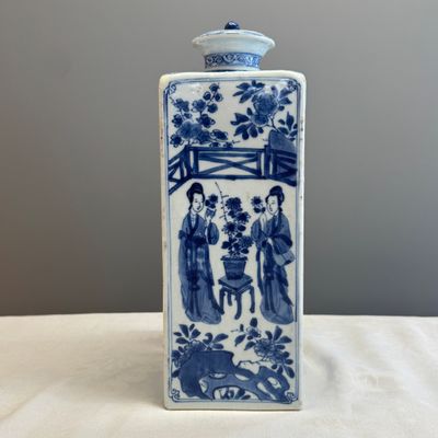 A Chinese blue and white 'Elegant Ladies in a Garden' square flask and cover — 照片 13