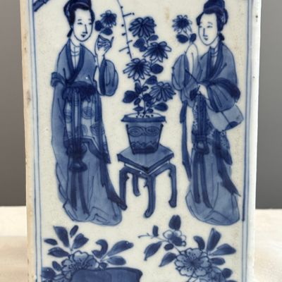 A Chinese blue and white 'Elegant Ladies in a Garden' square flask and cover — 照片 15