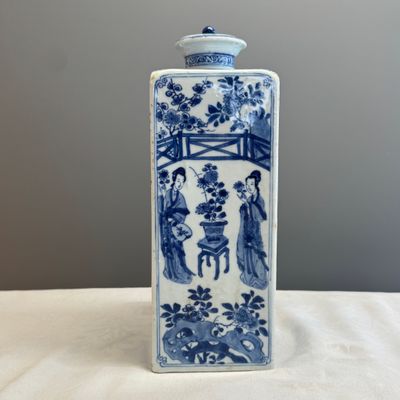 A Chinese blue and white 'Elegant Ladies in a Garden' square flask and cover — 照片 17