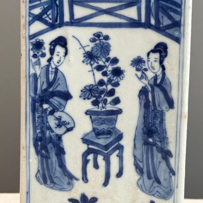 A Chinese blue and white 'Elegant Ladies in a Garden' square flask and cover — 照片 20