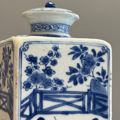 A Chinese blue and white 'Elegant Ladies in a Garden' square flask and cover — 照片 2