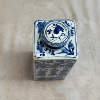 A Chinese blue and white 'Elegant Ladies in a Garden' square flask and cover — 照片 22