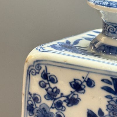 A Chinese blue and white 'Elegant Ladies in a Garden' square flask and cover — 照片 23