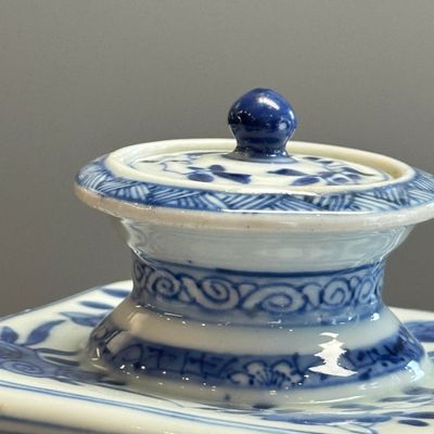 A Chinese blue and white 'Elegant Ladies in a Garden' square flask and cover — 照片 24