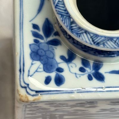 A Chinese blue and white 'Elegant Ladies in a Garden' square flask and cover — 照片 26