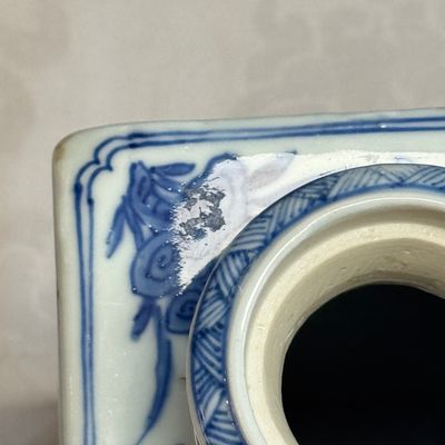 A Chinese blue and white 'Elegant Ladies in a Garden' square flask and cover — 照片 27