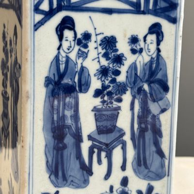 A Chinese blue and white 'Elegant Ladies in a Garden' square flask and cover — 照片 3