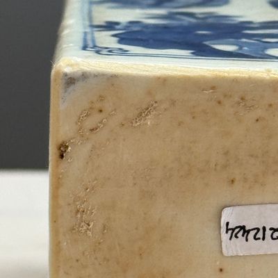 A Chinese blue and white 'Elegant Ladies in a Garden' square flask and cover — 照片 35
